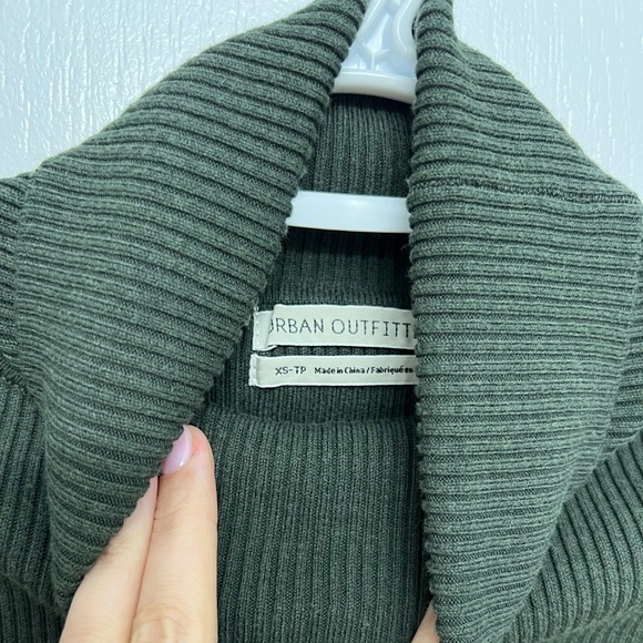 UO Daydream Turtleneck Sweater - Picture 3 of 4